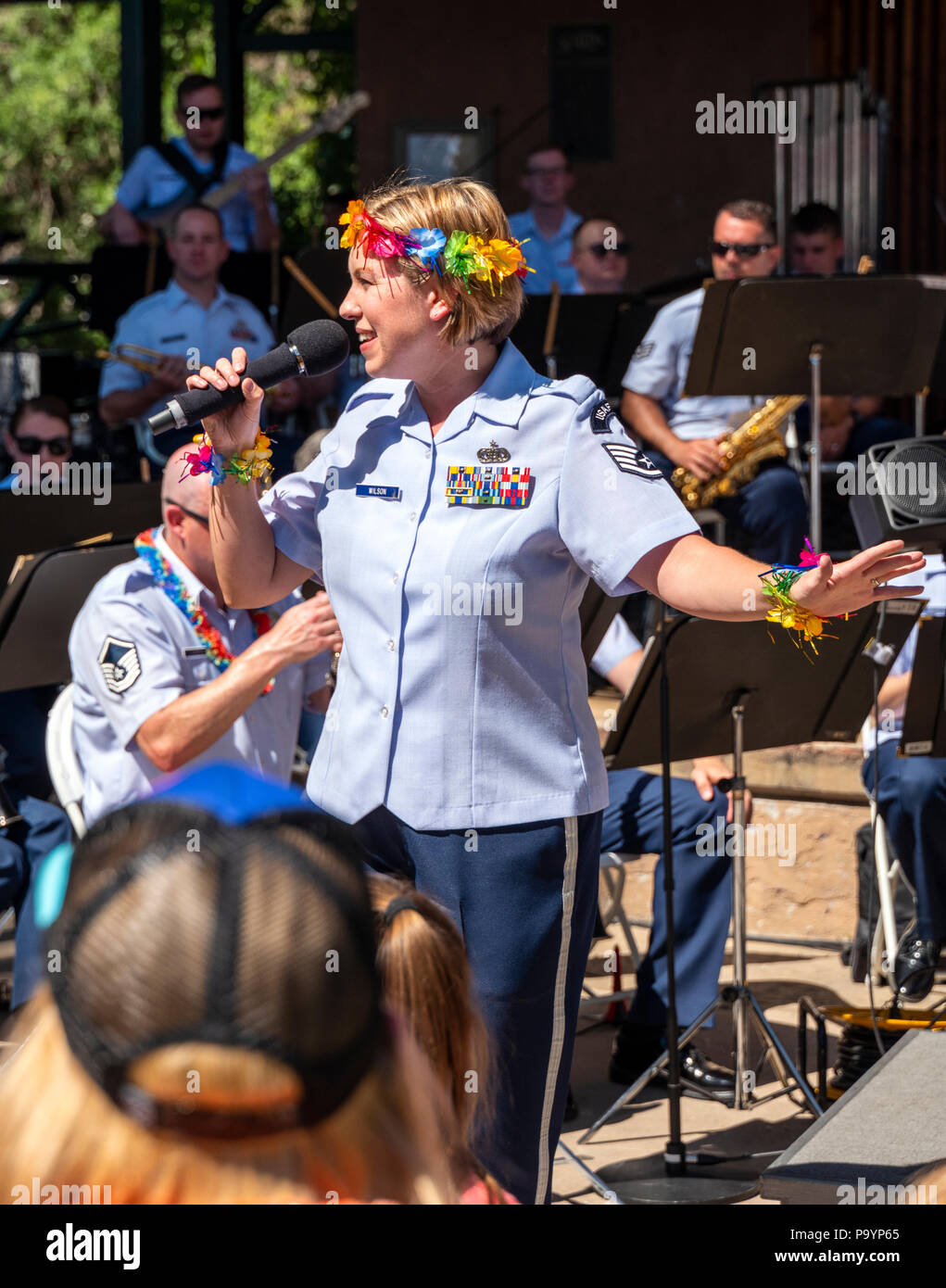 Sängerin Sänger; United States Air Force Brass Band spielt ein Viertel der Juli Konzert in der Riverside Park Band stehen, Salida, Colorado, USA Stockfoto