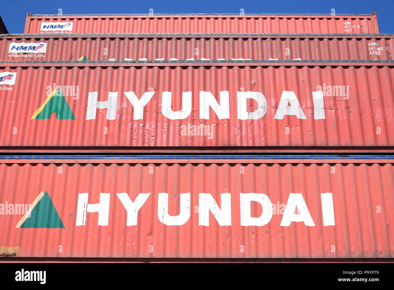 Hyundai 40 ft intermodalen Container im Hafen gestapelt. Hyundai Merchant Marine ist die Nummer eins der koreanischen nationalen Container Carrier. Stockfoto