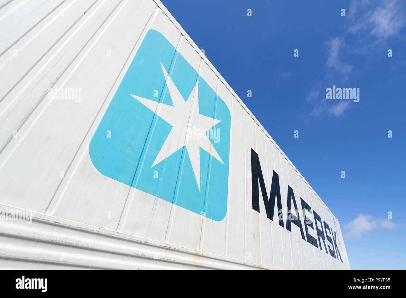 Maersk Intermodal 40 ft Kühlcontainer gegen den blauen Himmel. Maersk ist das größte Containerschiff der Welt. Stockfoto