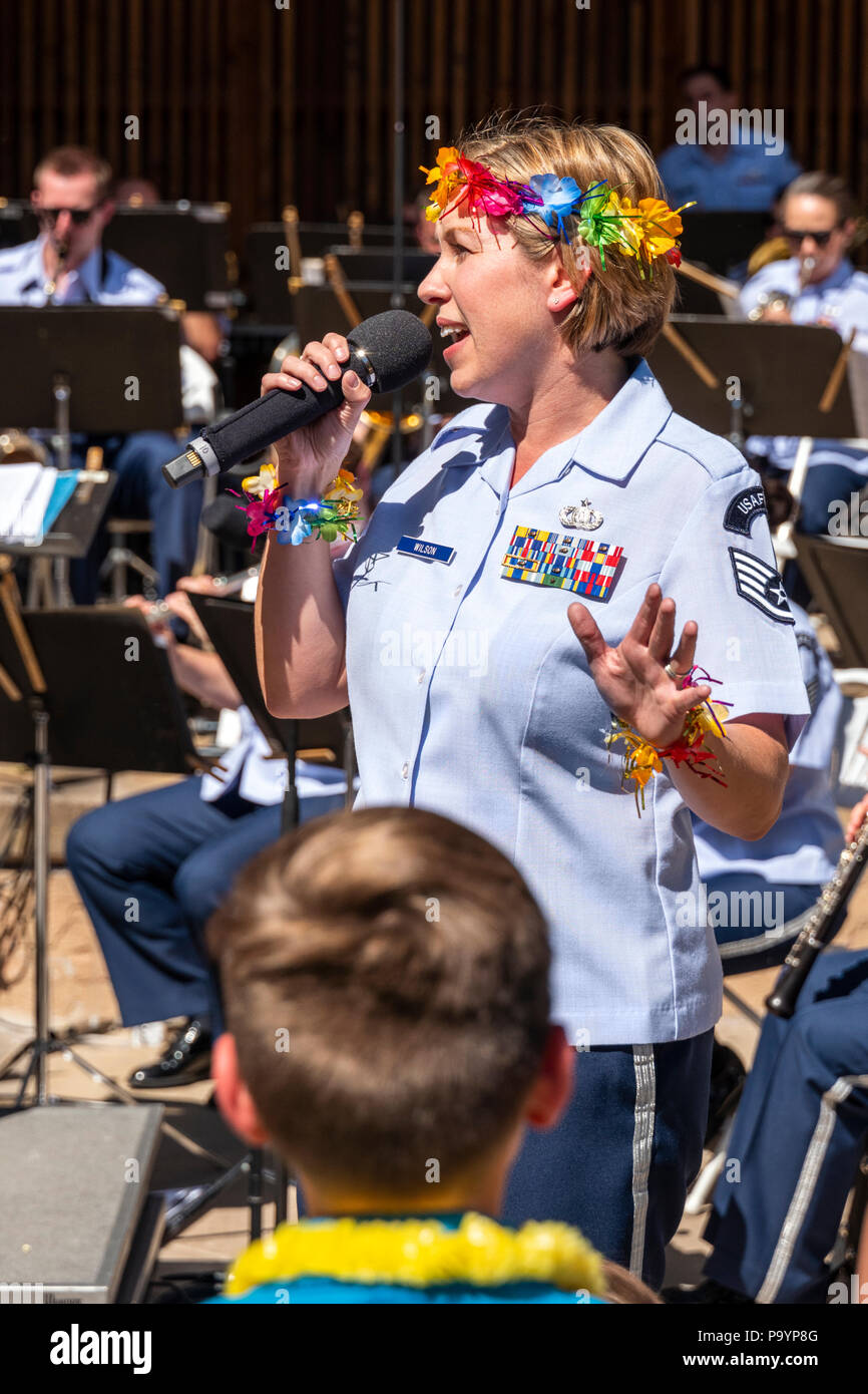 Sängerin Sänger; United States Air Force Brass Band spielt ein Viertel der Juli Konzert in der Riverside Park Band stehen, Salida, Colorado, USA Stockfoto