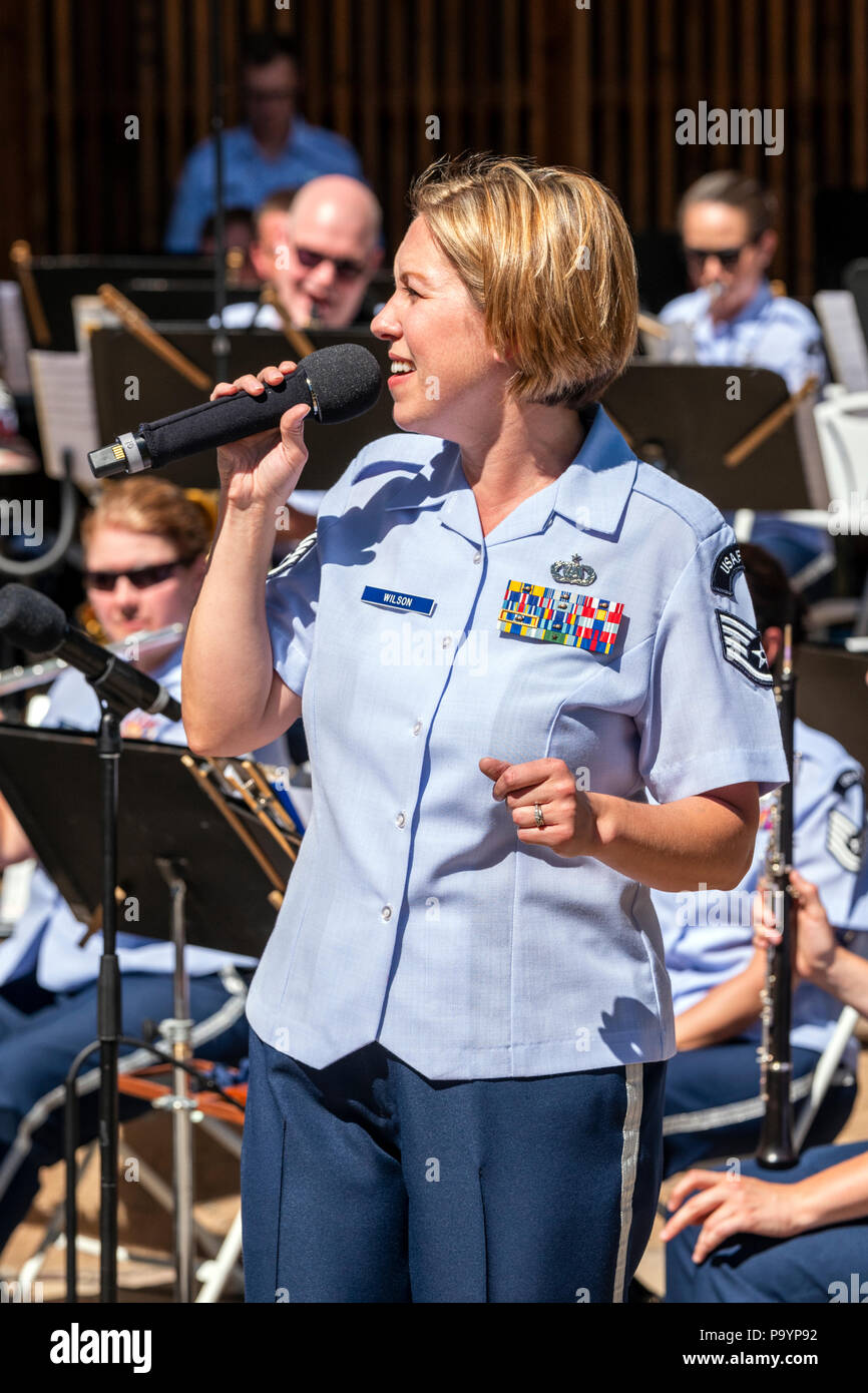 Sängerin Sänger; United States Air Force Brass Band spielt ein Viertel der Juli Konzert in der Riverside Park Band stehen, Salida, Colorado, USA Stockfoto