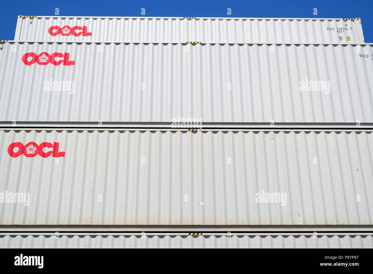 OOCL 40 ft intermodalen Container im Hafen gestapelt. OOCL ist eine in Hongkong ansässige Container Transport- und Logistik- Unternehmen. Stockfoto