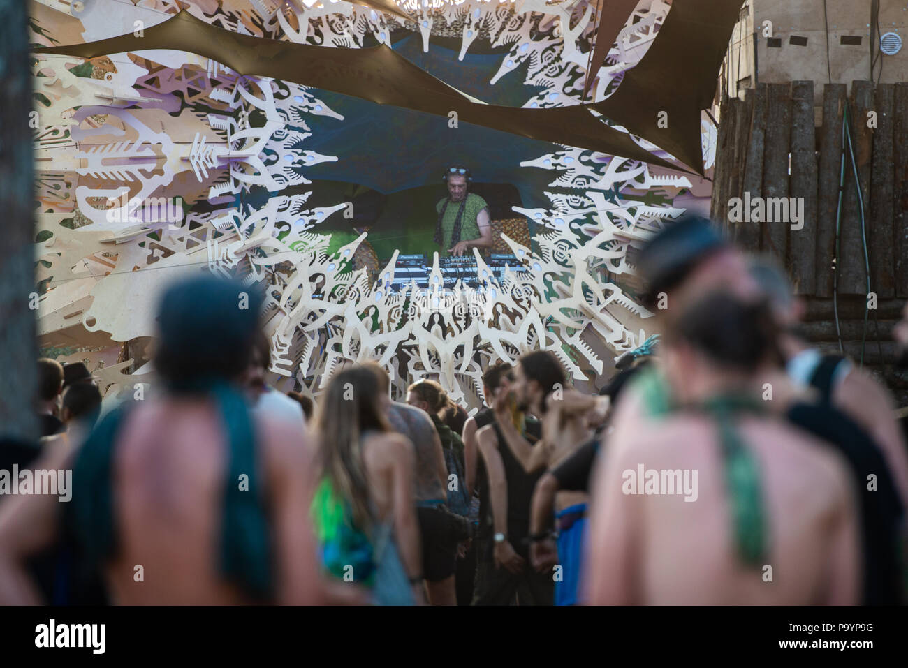 Der DJ spielt bei Sonnenuntergang auf der Hauptbühne der verlorenen Theorie psytransce Music Festival im Riomalo de Abajo, Las Hurdes, Extremadura, Spanien statt. Stockfoto