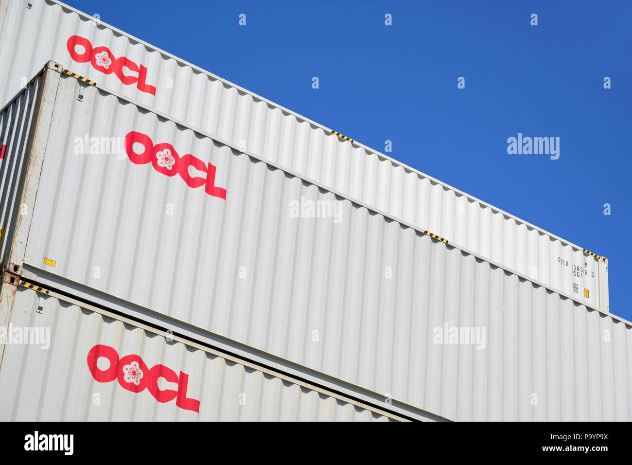 OOCL 40 ft intermodalen Container im Hafen gestapelt. OOCL ist eine in Hongkong ansässige Container Transport- und Logistik- Unternehmen. Stockfoto