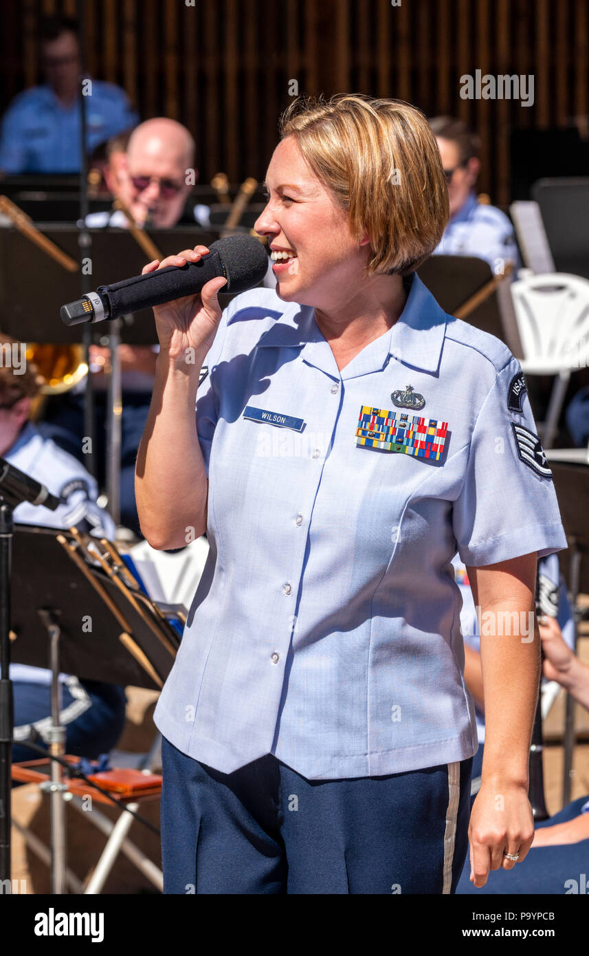 Sängerin Sänger; United States Air Force Brass Band spielt ein Viertel der Juli Konzert in der Riverside Park Band stehen, Salida, Colorado, USA Stockfoto