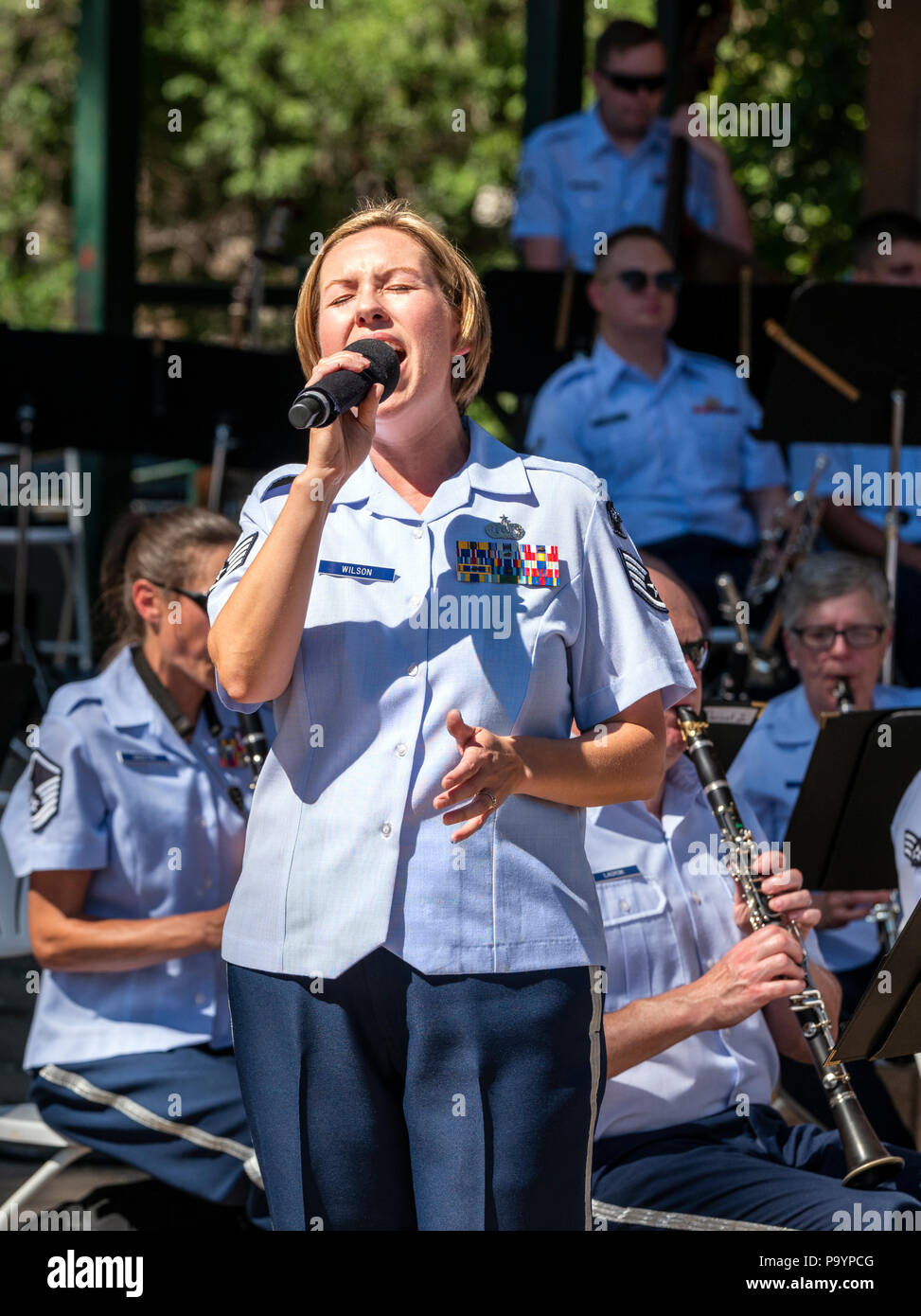 Sängerin Sänger; United States Air Force Brass Band spielt ein Viertel der Juli Konzert in der Riverside Park Band stehen, Salida, Colorado, USA Stockfoto