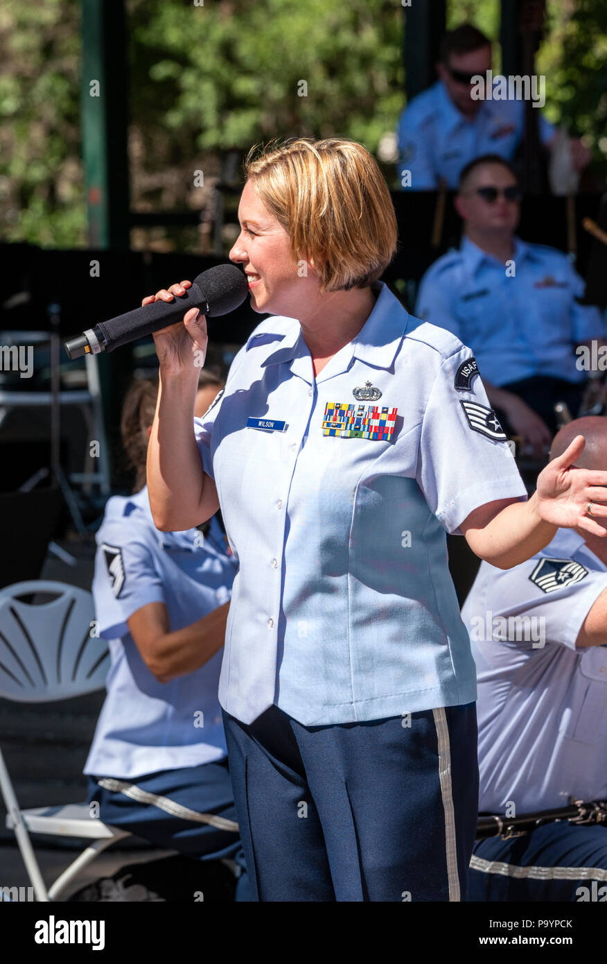 Sängerin Sänger; United States Air Force Brass Band spielt ein Viertel der Juli Konzert in der Riverside Park Band stehen, Salida, Colorado, USA Stockfoto