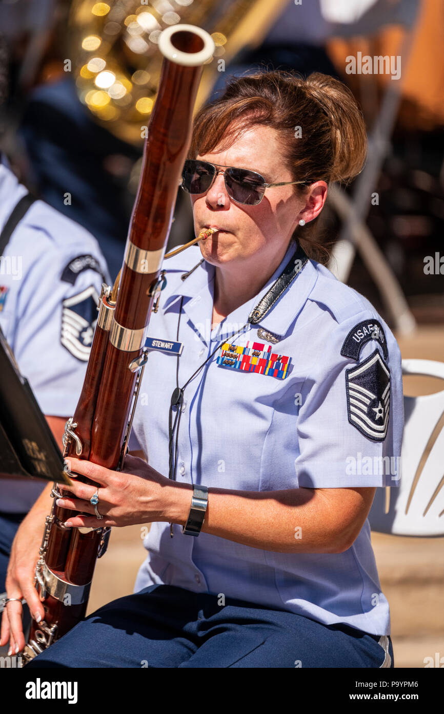 Weibliche oboe Player; United States Air Force Brass Band spielt ein Viertel der Juli Konzert in der Riverside Park Band stehen, Salida, Colorado, USA Stockfoto