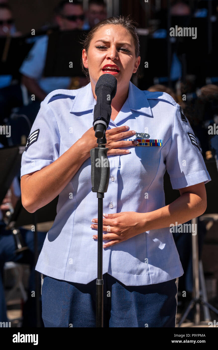 Spanischer Sängerin Sänger; United States Air Force Brass Band ein Viertel der Juli Konzert in der Riverside Park Band stehen, Salida, Colorado spielt, Stockfoto