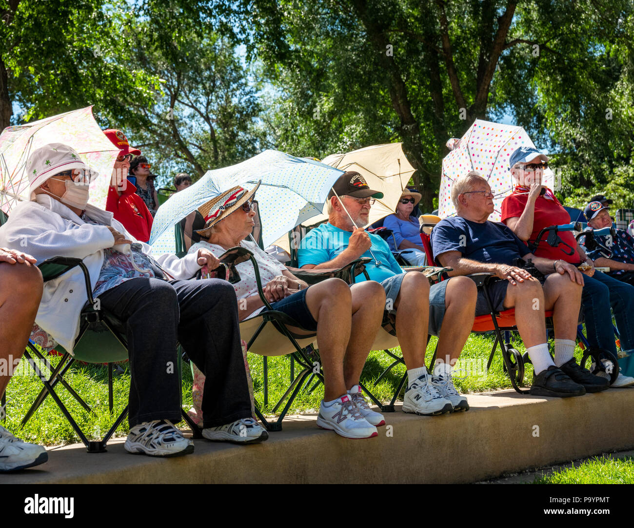 Publikum hört sich die United States Air Force Brass Band spielt ein Viertel der Juli Konzert in der Riverside Park Band stehen, Salida, Colorado, USA Stockfoto