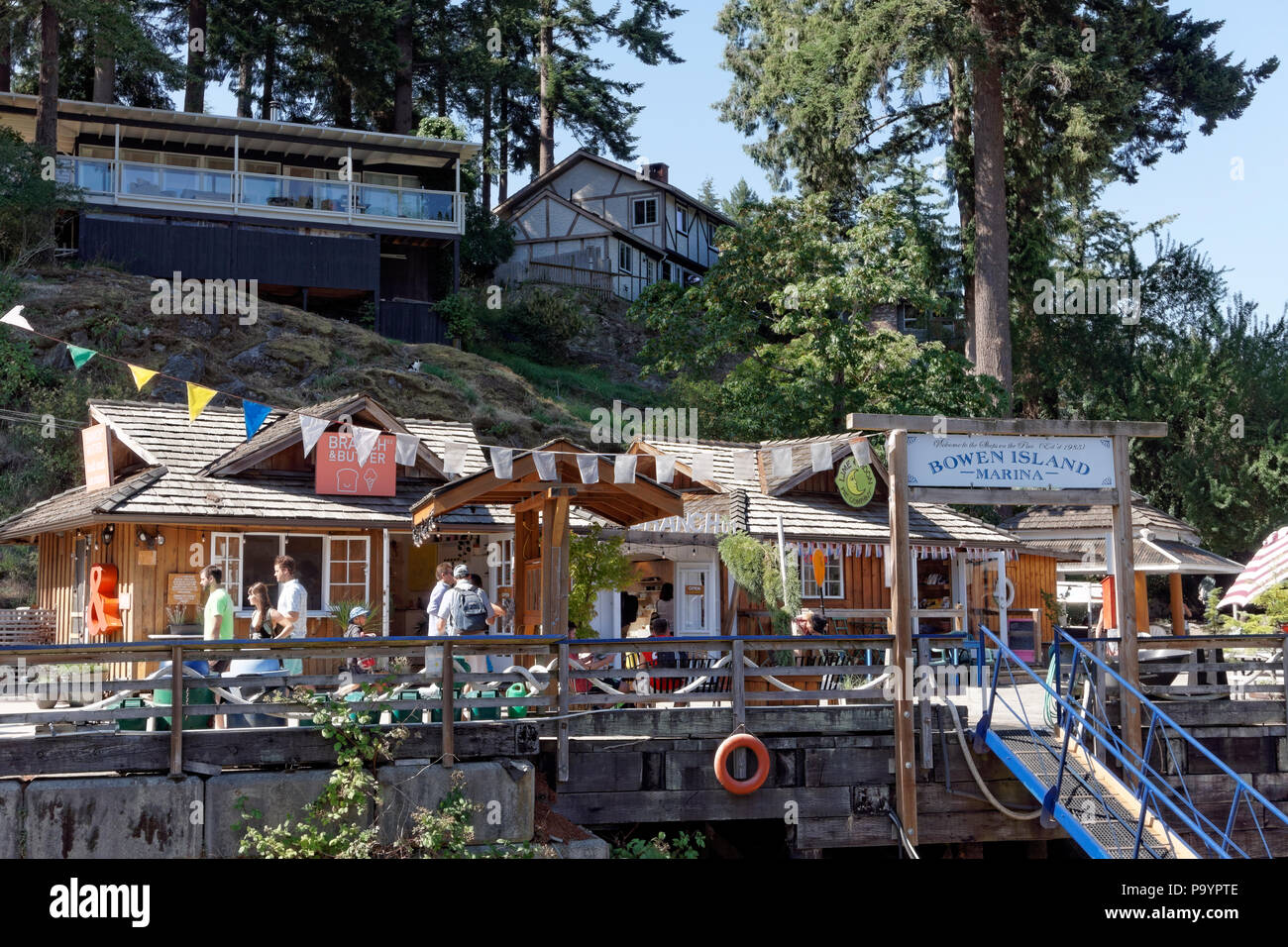 Geschäfte und Restaurants am Pier in Snug Cove auf Bowen Island in der Nähe von Vancouver, British Columbia, Kanada Stockfoto