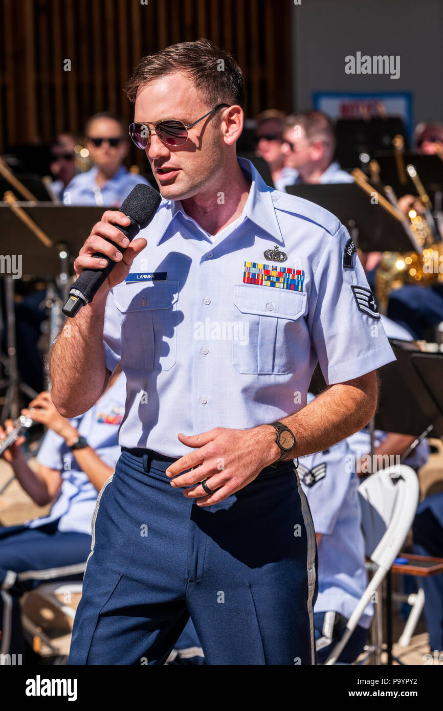 Sänger Sängerin; United States Air Force Brass Band spielt ein Viertel der Juli Konzert in der Riverside Park Band stehen, Salida, Colorado, USA Stockfoto