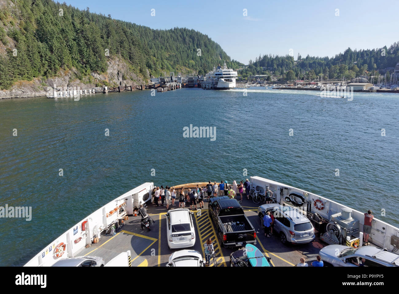 Blick auf die Horseshoe Bay Ferry Terminal aus der Bowen Island Ferry, West Vancouver, British Columbia, Kanada Stockfoto