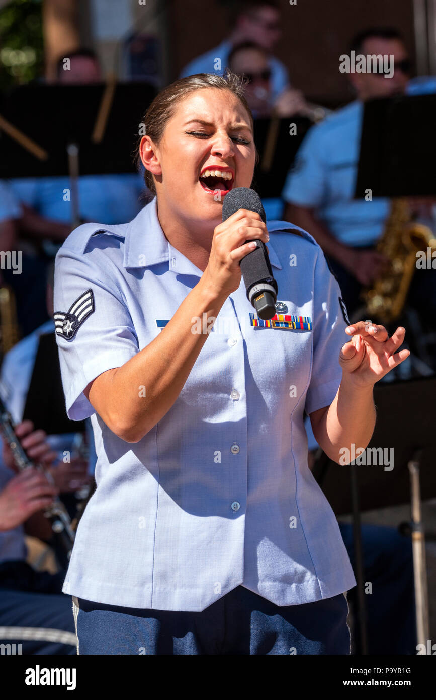 Spanischer Sängerin Sänger; United States Air Force Brass Band ein Viertel der Juli Konzert in der Riverside Park Band stehen, Salida, Colorado spielt, Stockfoto