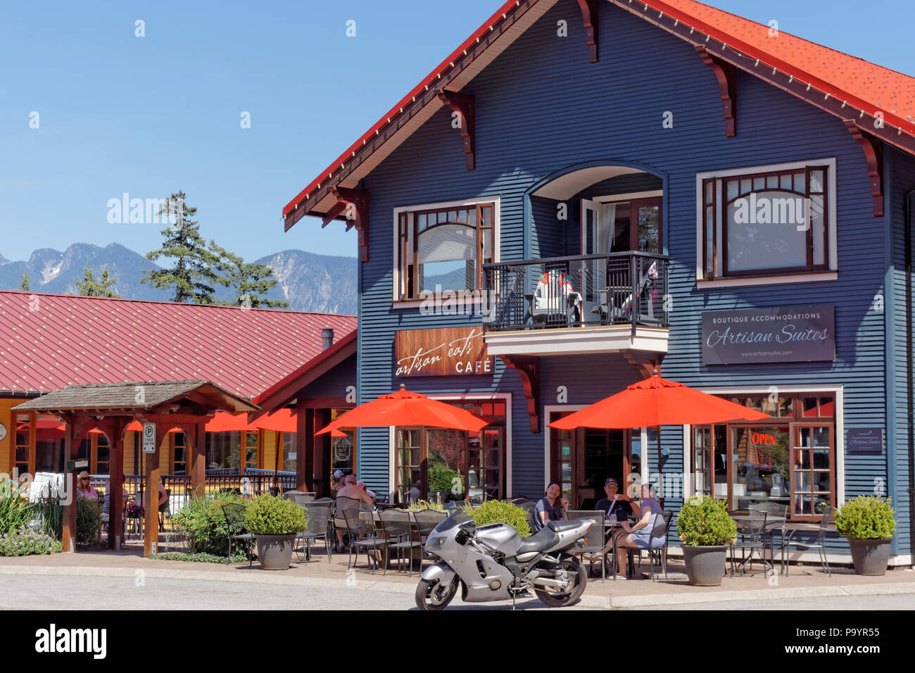 Menschen außerhalb der Artisan isst, Cafe und Artisan Suites Hotel in Artisan Quadrat auf Bowen Island in der Nähe von Vancouver, British Columbia, Kanada sitzen Stockfoto