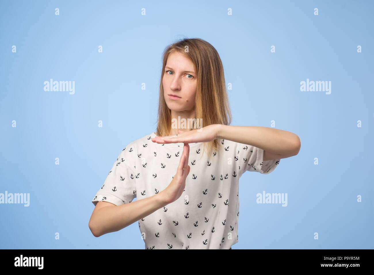 Bitte, Ich brauche pause Konzept. Europäische Frau brauchen Zeit. Studio shot auf blauem Hintergrund Stockfoto
