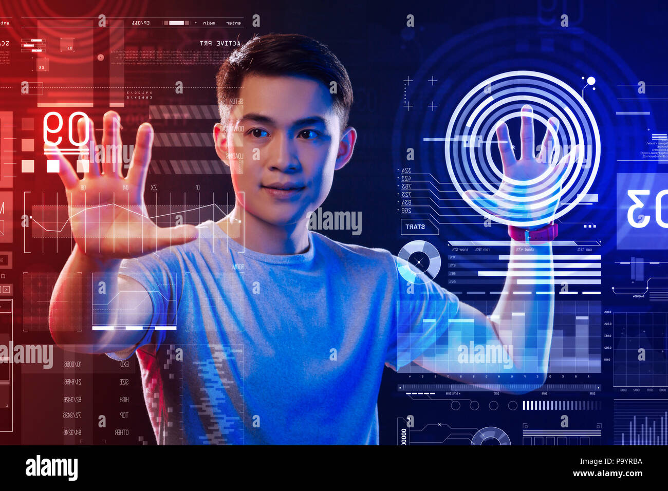 Professionelle Web Entwickler, die mit futuristischen Technologien Stockfoto