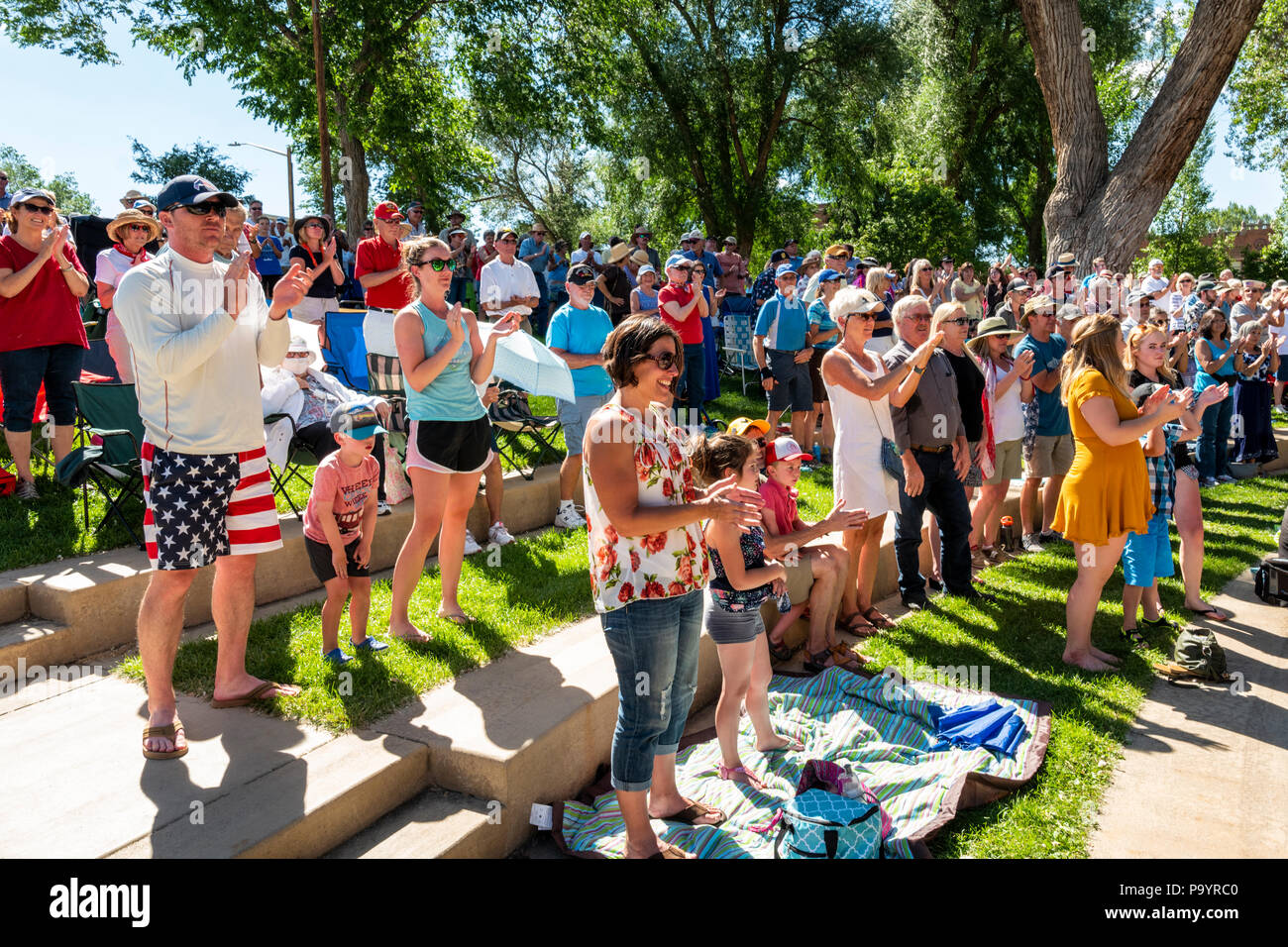 Publikum klatscht in Anerkennung für die United States Air Force Brass Band; 4. Juli Konzert in der Riverside Park Band stehen, Salida, Colorado, USA Stockfoto