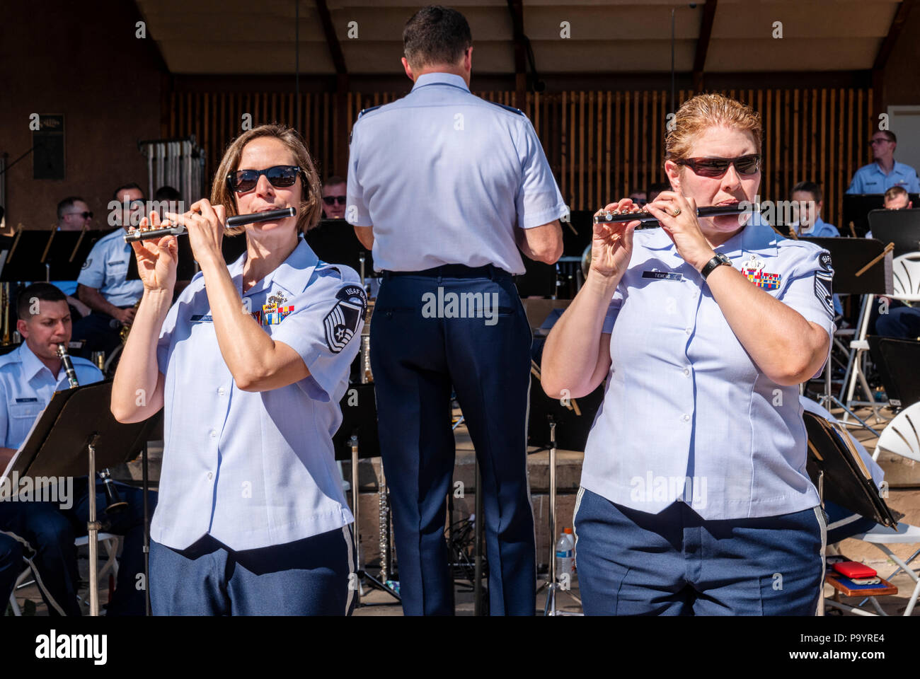 Zwei weibliche piccolo Spieler; United States Air Force Brass Band spielt ein Viertel der Juli Konzert in der Riverside Park Band stehen, Salida, Colorado, USA Stockfoto