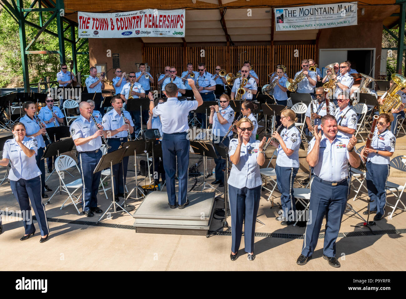 United States Air Force Brass Band spielt ein Fourth Of July-Konzert in der Riverside Park Musikpavillon, Salida, Colorado, USA Stockfoto