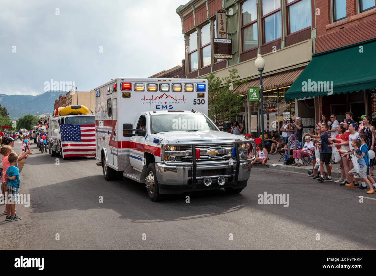 Rettungsdienst Rettungswagen; jährliche Viertel der Juli Parade in der kleinen Bergstadt Salida, Colorado. Stockfoto