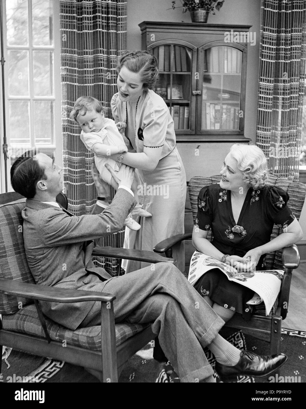 1930er Jahre drei GENERATION FAMILIE SITZT ZUSAMMEN IM WOHNZIMMER BABY, Mutter, Vater, Großmutter-b 14855 HAR 001 HARS PAARE MANN 3 PAPA BABYS VIER MOM KLEIDUNG DRINNEN NOSTALGISCHE PAAR 4 SCHÖNHEIT SUBURBAN STÄDTISCHE MÜTTER SENIOREN OMA ALTE ZEIT NOSTALGIE OLD FASHION 1 JUVENILE STYLE TEAMARBEIT für Kleinkinder Kinder gerne Familien FREUDE LEBENSSTIL älterer Frauen verheiratet EHEPARTNER EHEMÄNNER LEBEN ZU HAUSE KOPIEREN RAUM VOLLER LÄNGE DAMEN PERSONEN PFLEGE ÜBERGABE MÄNNER SONNENLICHT SONNIG VÄTER B&W SENIOR FRAU TRÄUMT GLÜCK HELLE OLDSTERS FRÖHLICHEN ALTEN FREIZEITAKTIVITÄTEN STÄRKE WOHNZIMMER VATIS AUFREGUNG STOLZ IN Stockfoto