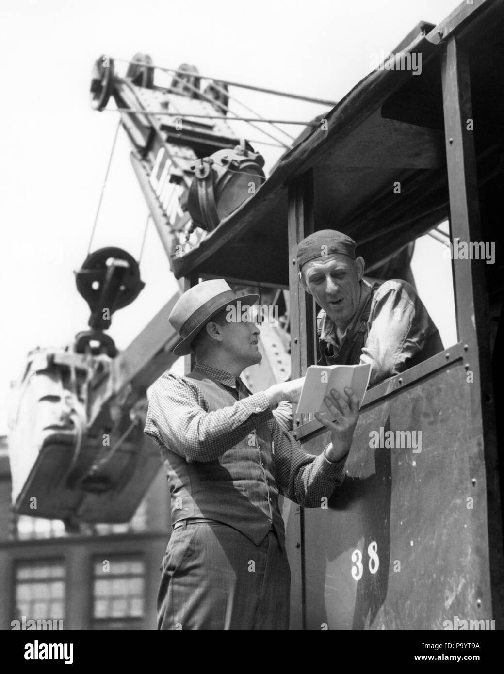 1930er Jahre 1940er Jahre BAUARBEITER DISKUTIEREN PROJEKT AUF STEAM SCHAUFEL-i 1965 HAR 001 HARS SCHAUFEL TEAMARBEIT GRABEN INFORMATIONEN DAMPF LIFESTYLE CAB JOBS BAULEITER VOLL ERLERNEN - LÄNGE INSPIRATION AMERICANA WESTE B&W ZIELE BLUE COLLAR SKILL MATERIAL BESETZUNG FERTIGKEITEN STÄRKE ARCHIVIERUNG STRATEGIE WAHL WISSEN MÄCHTIGE FORTSCHRITTE ARBEIT STOLZ VORGESETZTEN BEHÖRDE BESCHÄFTIGUNG HARDHAT BERUFE WEISEN BOSSE ANWEISUNG MANLY VORARBEITER MITARBEITER AUSHEBEN ÜBERWACHEN ZUSAMMENARBEIT DIG BAGGER IDEEN MANAGER Mitte - Mitte - erwachsenen Mann MACHT DAMPF SCHAUFEL SCHAUFEL schwarze und weiße Kabel LEHREN Stockfoto