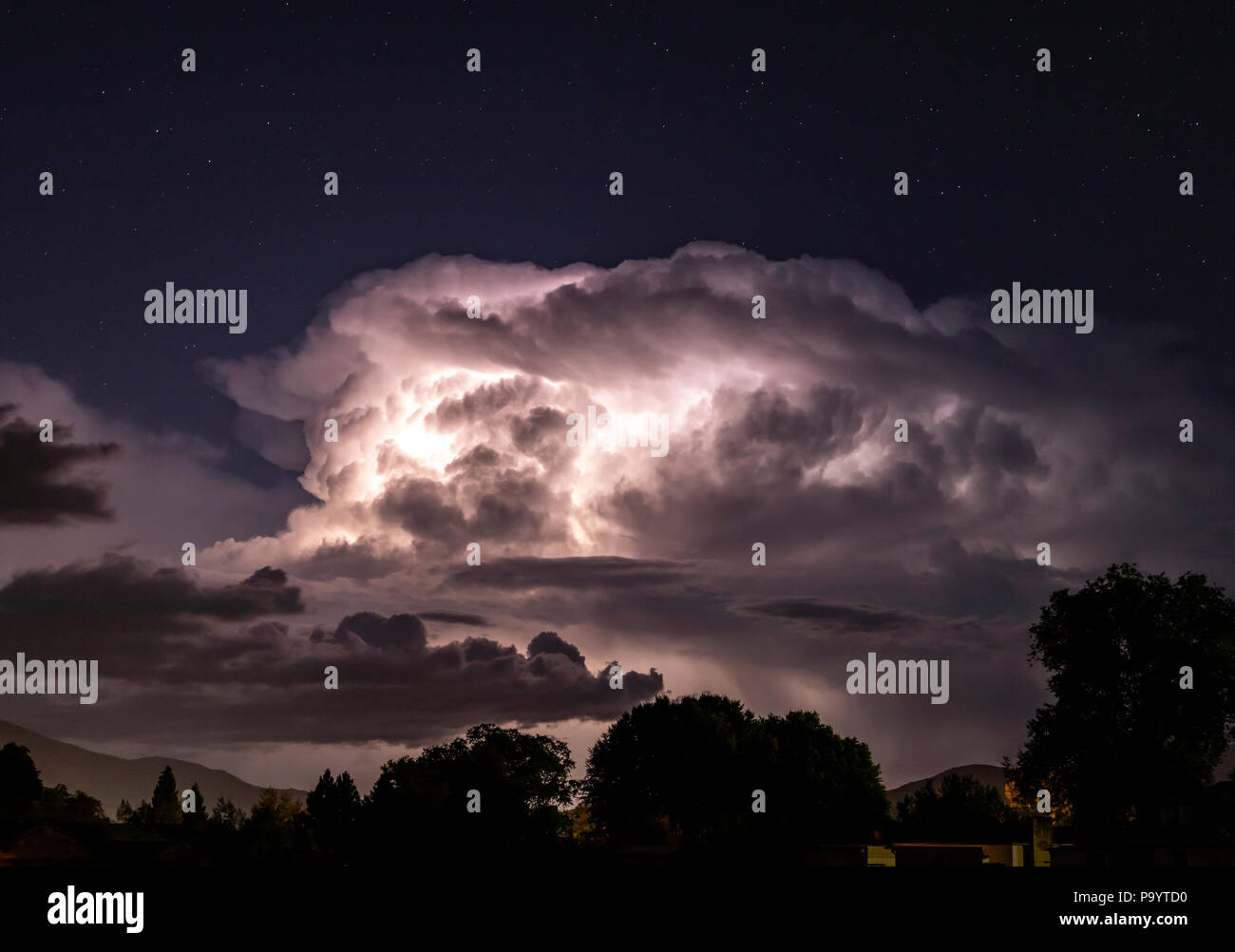 Dramatisch Gewitter erhellt Nachthimmel; Salida, Colorado, USA Stockfoto