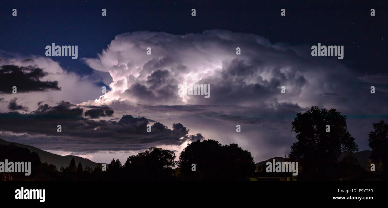 Panorama der dramatischen Gewitter erhellt Nachthimmel; Salida, Colorado, USA Stockfoto