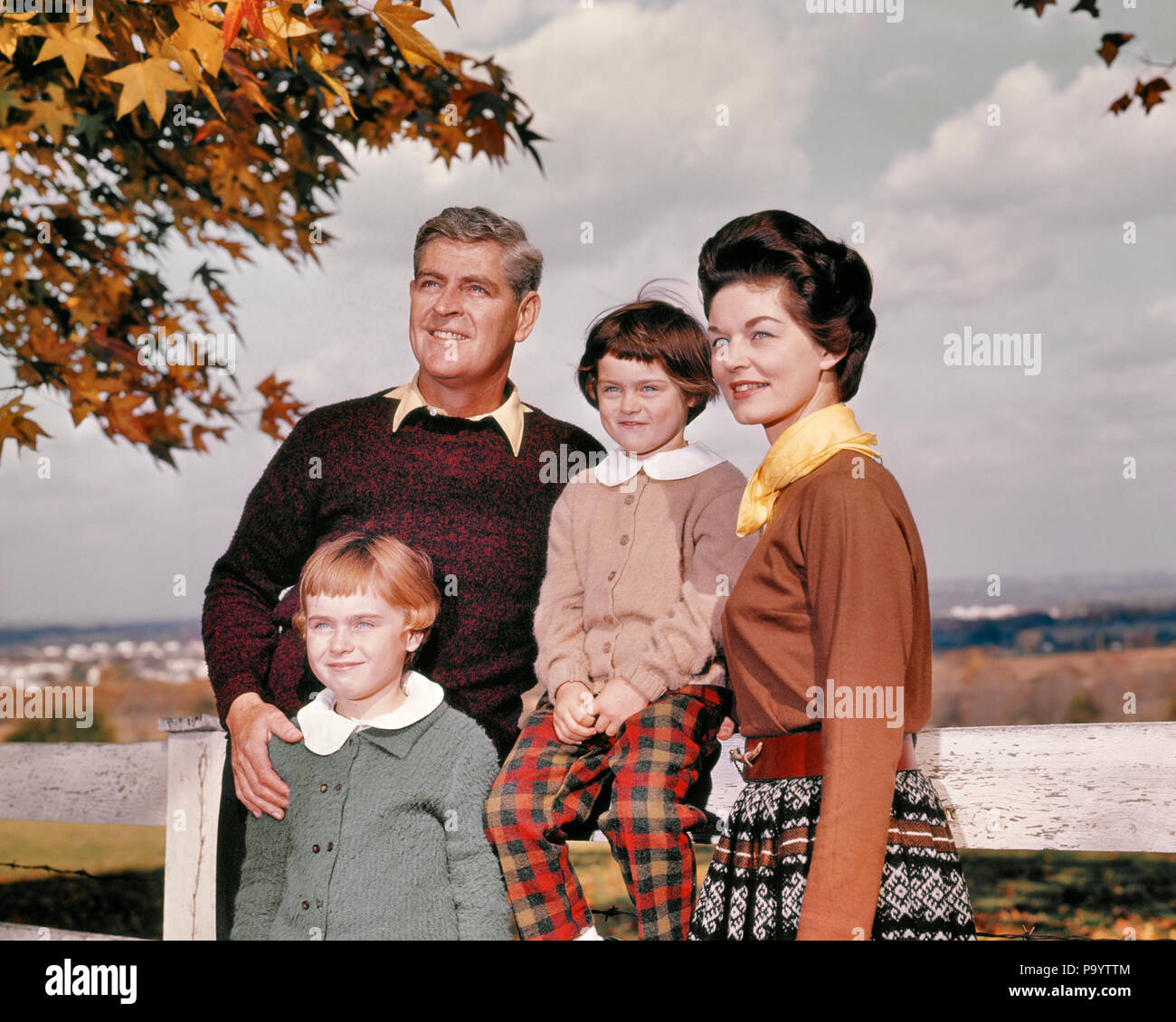 1960s FAMILY PORTRAIT NATUR HERBST STEHEN durch weißen Zaun-Kj 1599 HAR 001 HARS PAAR 4 Blätter SUBURBAN FARBE BEZIEHUNG MÜTTER ALTE ZEIT NOSTALGIE OLD FASHION SCHWESTER 1 JUVENILE STYLE JUNGE ERWACHSENE GERNE FAMILIEN FREUDE LIFESTYLE FRAUEN IM LÄNDLICHEN GESUNDHEIT HOME LIFE Natur kopieren Raum mit halber Länge DAMEN TÖCHTER PERSONEN MÄNNER GESCHWISTER SCHWESTERN Väter im mittleren Alter Mann im mittleren Alter GLÜCK FRÖHLICHE VATIS FALLJAHRESZEIT STOLZ GESCHWISTER LÄCHELT VERBINDUNG FREUDIGE ERGÄNZENDE STILVOLLE ZUSAMMENARBEIT Wachstum von Jungfischen Mitte nach Mitte der erwachsenen Frau MAMMEN ZWEISAMKEIT HERBSTLICHE KAUKASISCHEN ETHNIE FALLLAUB HAR 001 Stockfoto