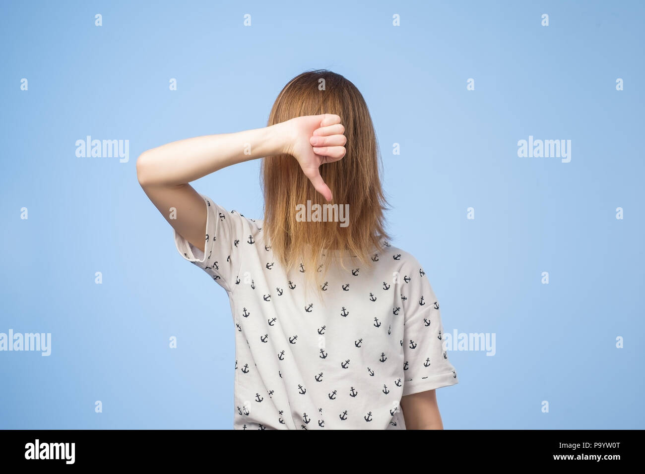Europäische Frau zeigt Missbilligung Zeichen, gibt Daumen nach unten Geste, Abneigungen, hat etwas ekelhaft Ausdruck Stockfoto