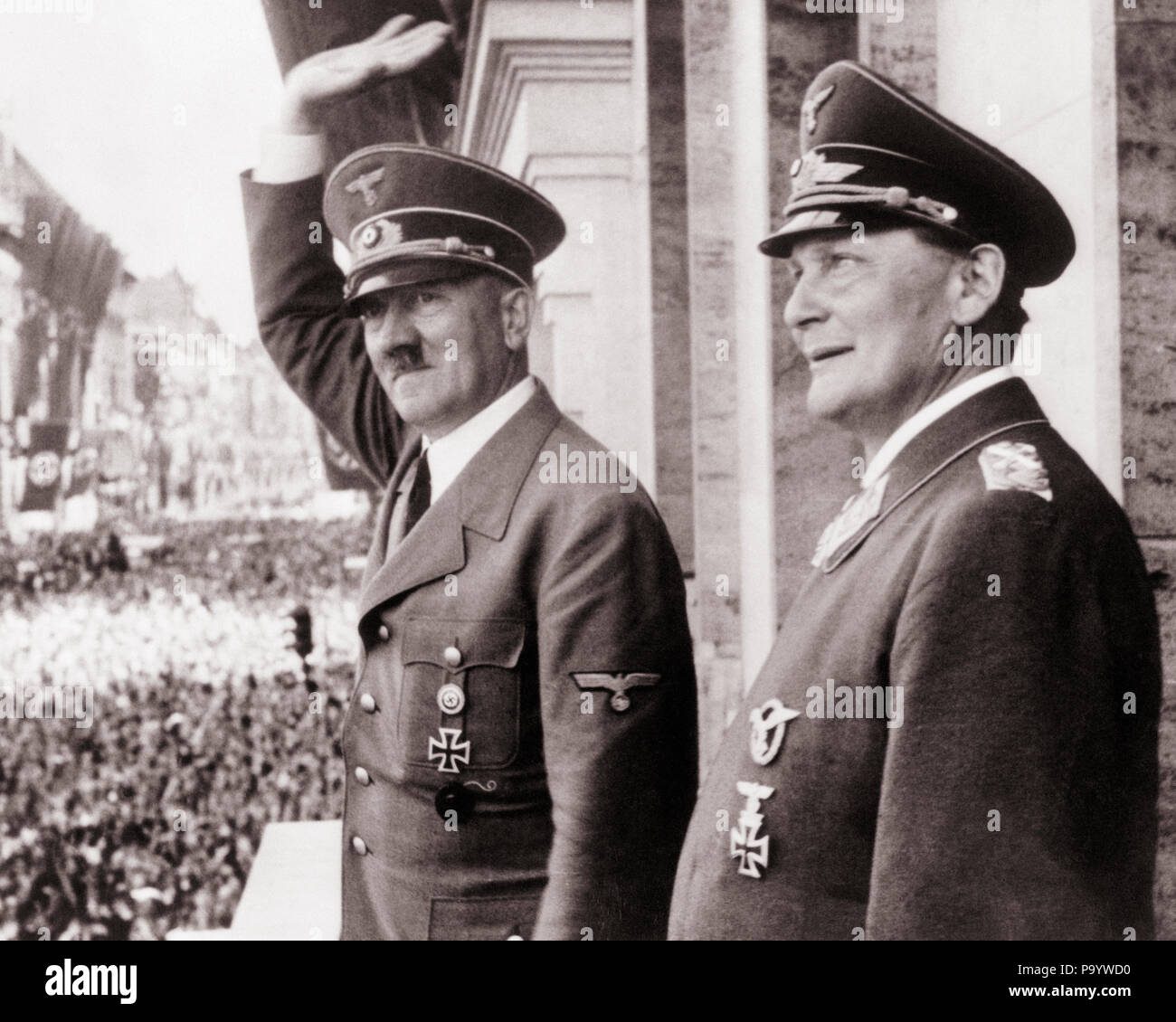 1930er Jahre 1940er Jahre ADOLF HITLER und Hermann Göring auf dem Balkon zu Masse ca. 1938-q72076 CPC 001 HARS LEISTUNGSSTARKE WELTKRIEGE WELTKRIEG ZWEITEN WELTKRIEG ZWEITEN WELTKRIEG DIKTATOR BEHÖRDE GESICHTSBEHAARUNG BERUFE POLITIK UNIFORMEN NAZI WELTKRIEG 1938 2 ADOLF HITLER ETWA SCHNURRBÄRTIGE SALUTIERTE SCHWARZ UND WEISS KAUKASISCHEN ETHNIE ALTMODISCH Stockfoto