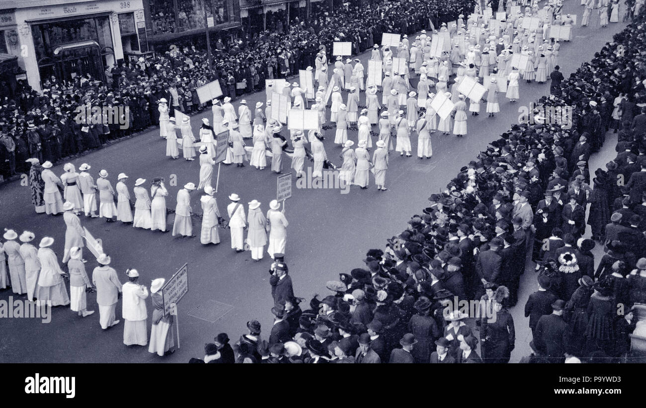 1910 FRAUENWAHLRECHT PARADE MARSCHIERT FÜR STIMMRECHTE - q 73146 CPC 001 HARS ABENTEUER STÄRKE SIEG STRATEGIE WAHLRECHT WENDE DES 20. JAHRHUNDERTS MUT WAHL AUFREGUNG FÜHRUNG MÄCHTIGE FORTSCHRITTE RICHTUNG STOLZ POLITIK ANSPRUCHSVOLLE STILVOLLE UNTERSTÜTZUNG PROTESTIEREN WAHLRECHT ZUSAMMENARBEIT IDEEN MITTE DER ERWACHSENEN FRAU ZWEISAMKEIT STIMMRECHTE JUNGEN ERWACHSENEN FRAU LUFTAUFNAHME SCHWARZ UND WEISS KAUKASISCHEN ETHNIE ALTMODISCHE SUFFRAGETTE Stockfoto