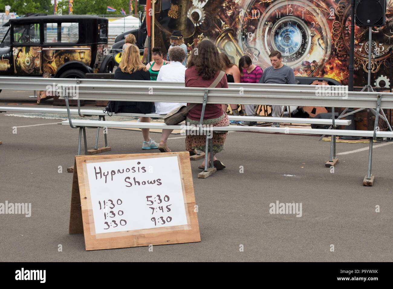 Eine Hypnose zeigen, an der Lane County Fair in Eugene, Oregon, USA. Stockfoto