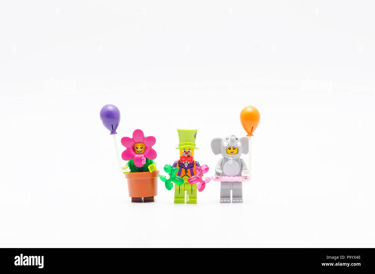Lego Figur Blumentopf Mädchen, Elefant girl und Party Clown mit Ballon ab  Serie 18. Lego Minifiguren sind von der Lego Gruppe hergestellt  Stockfotografie - Alamy
