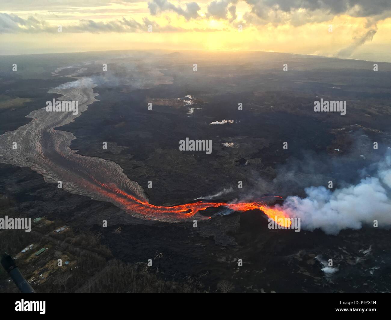 Lava und Asche Schütte aus Spalte 8 als Lava Kanal in Richtung Ozean von der Kilauea Volcano eruption Juli 17, 2018 in Hawaii verursacht fließt. Stockfoto