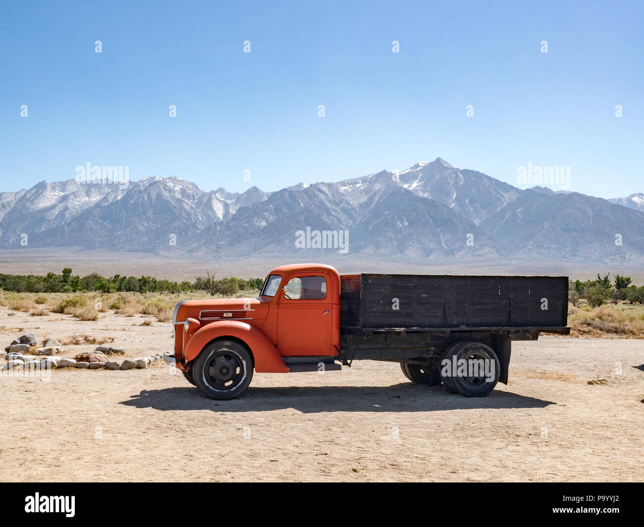 Alten roten Truck in Manzanar Internierungslager Manzanar, der Zweite Weltkrieg japanischen Internierungslager, östlichen Sierra Berge in der Ferne, manzanar National Stockfoto