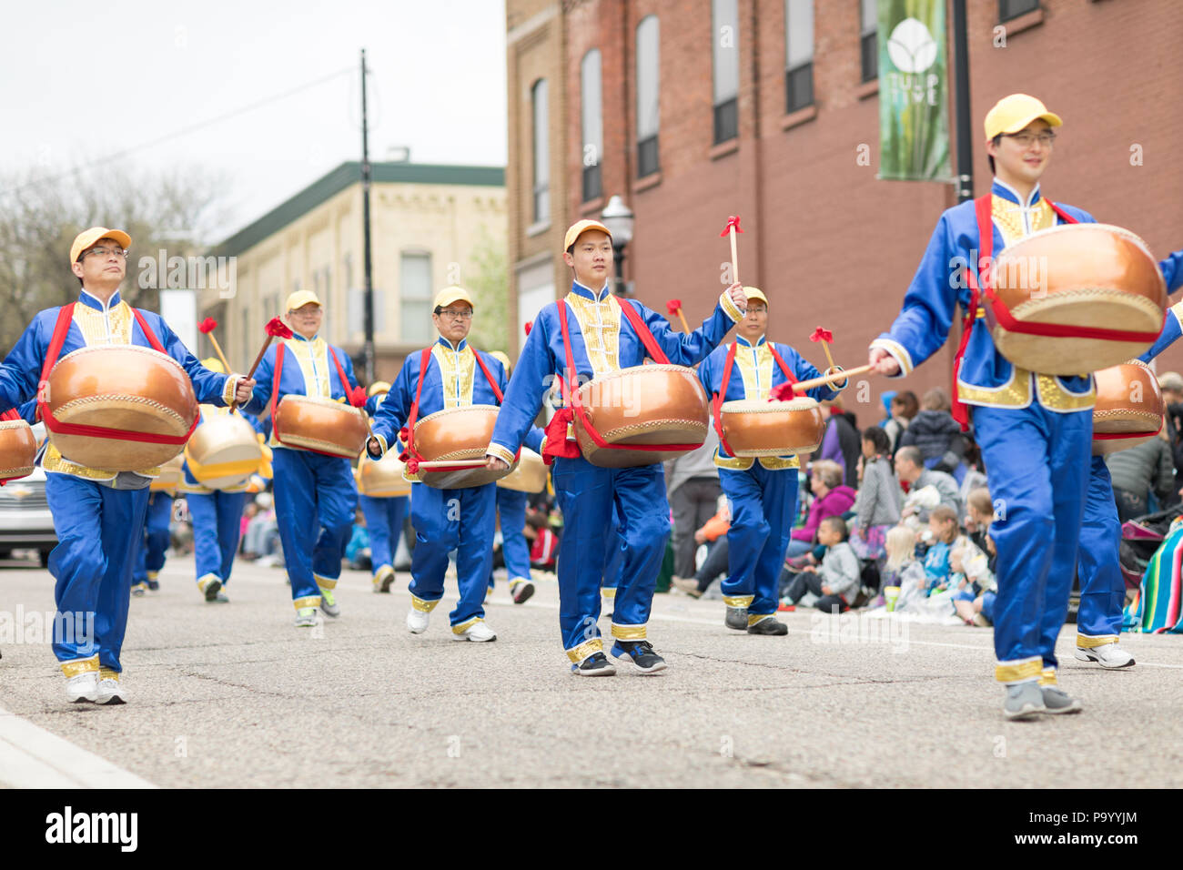 Holland, Michigan, USA - Mai 12, 2018 Chinesische Trommler Förderung von Falun Dafa auf dem Muziek Parade, während das Tulip Time Festival Stockfoto