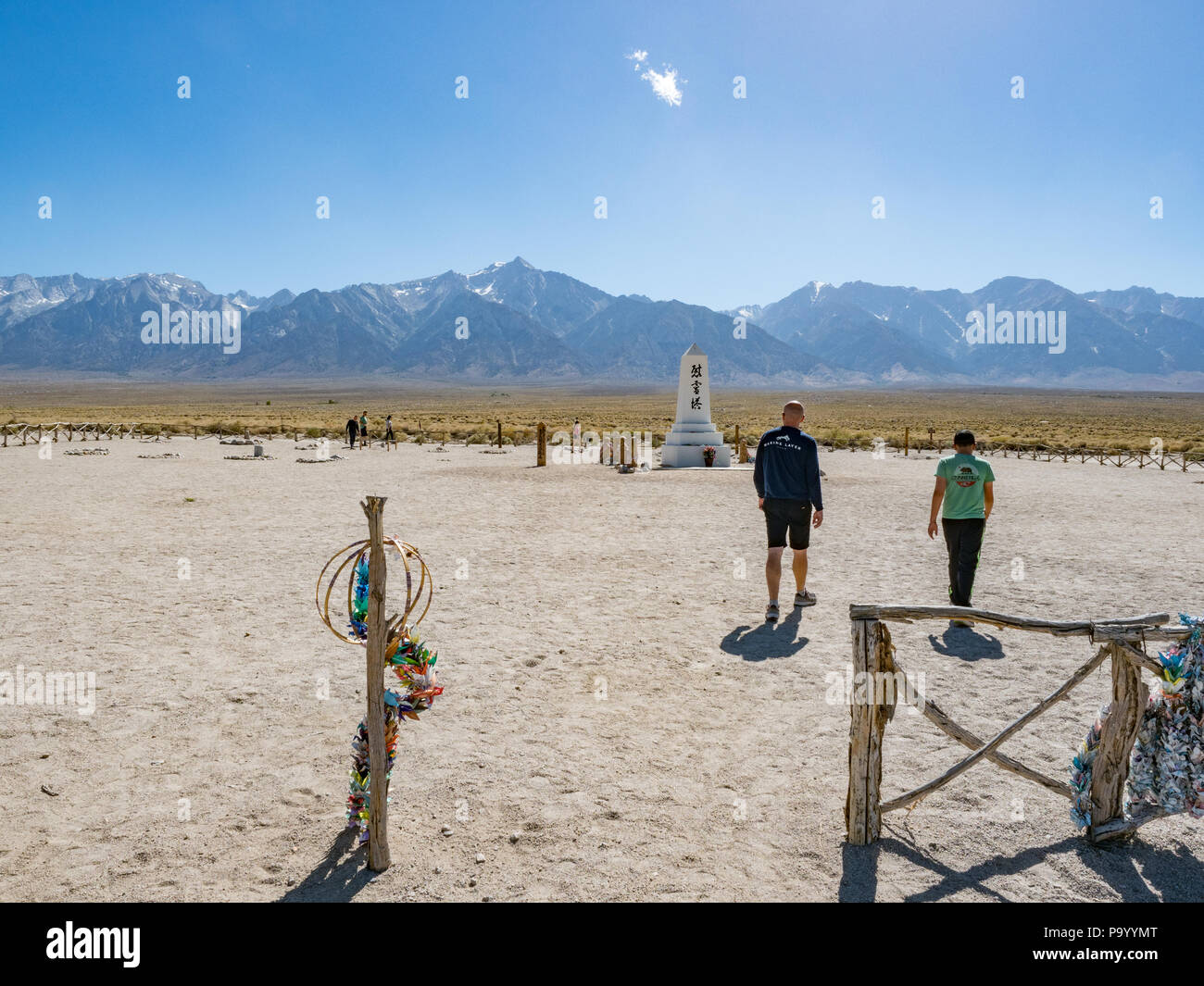 Vater und Sohn gehen am Denkmal in Internierungslager Manzanar, der Zweite Weltkrieg japanischen Internierungslager, östlichen Sierra Berge in der Ferne, Manzan Stockfoto