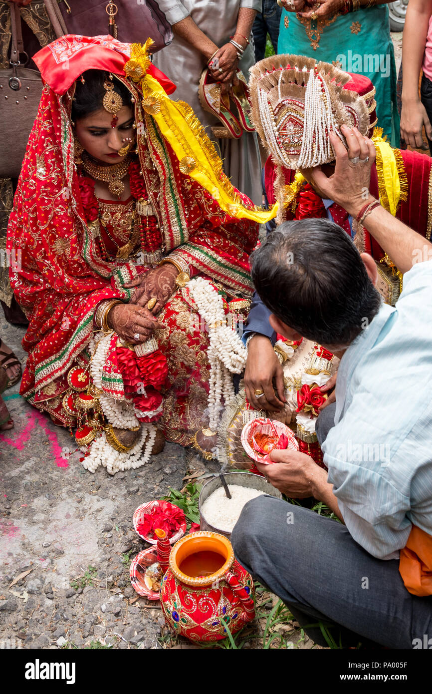 Eine traditionelle Hochzeit in einem kleinen Dorf in der indischen Provinz. Indien Juni 2018 Stockfoto