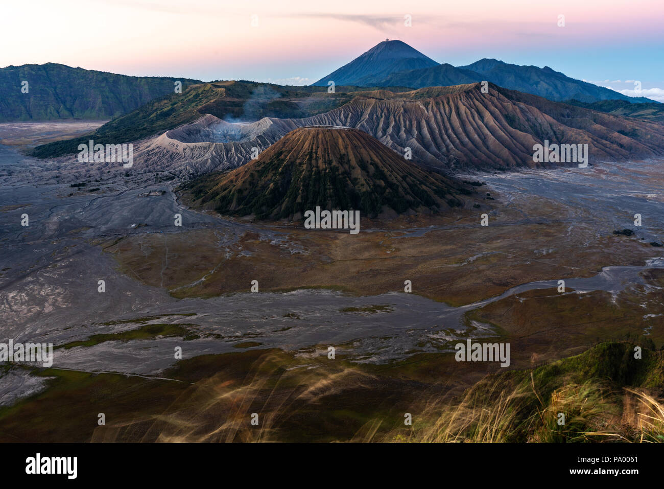 Mount Bromo Vulkan im Sonnenaufgang, berühmten Reiseziel und touristische Attraktion in Indonesien Stockfoto