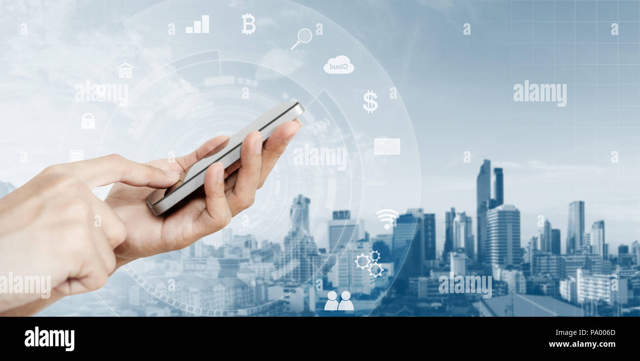 Handy Anwendung und Technologie. Hand mit Smart Phone und Stadt sunrise Hintergrund Stockfoto