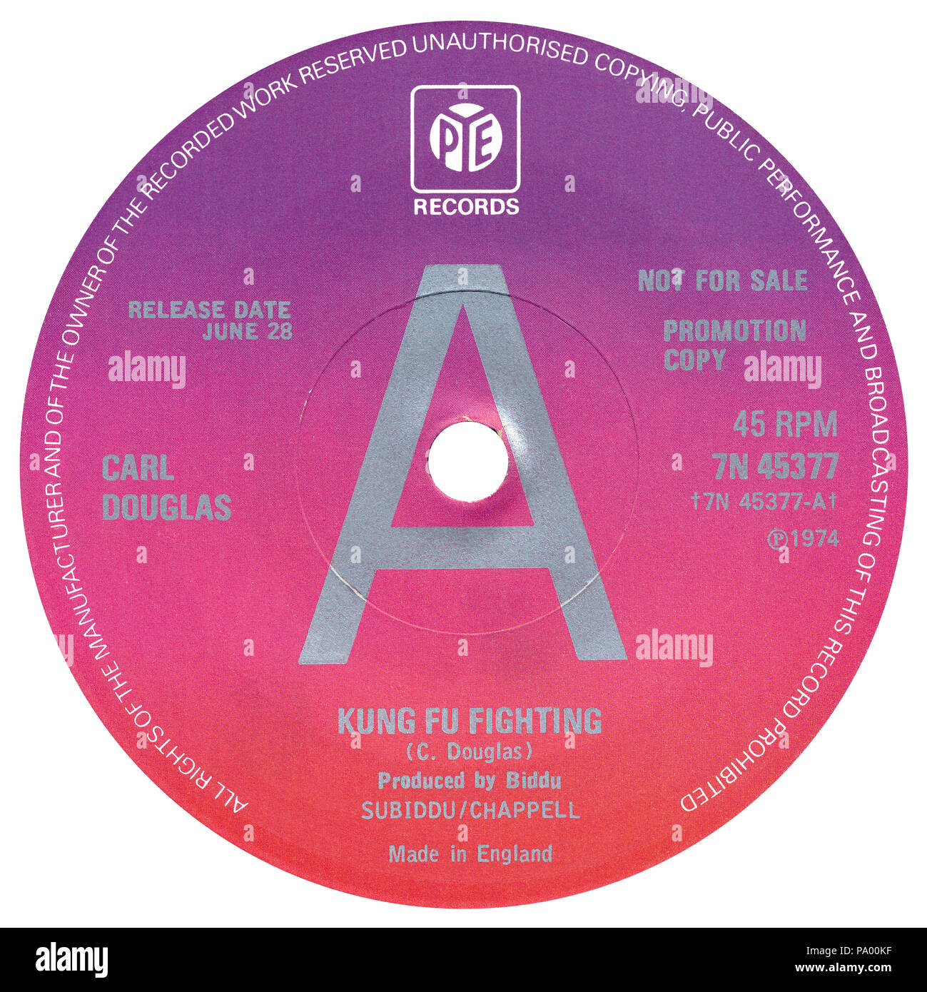 UK 45 U/min fördernde 7"-single label von Kung Fu Fighting von Carl Douglas auf der PYE Label von 1974. Von Carl Douglas geschrieben und von Biddu produziert. Stockfoto