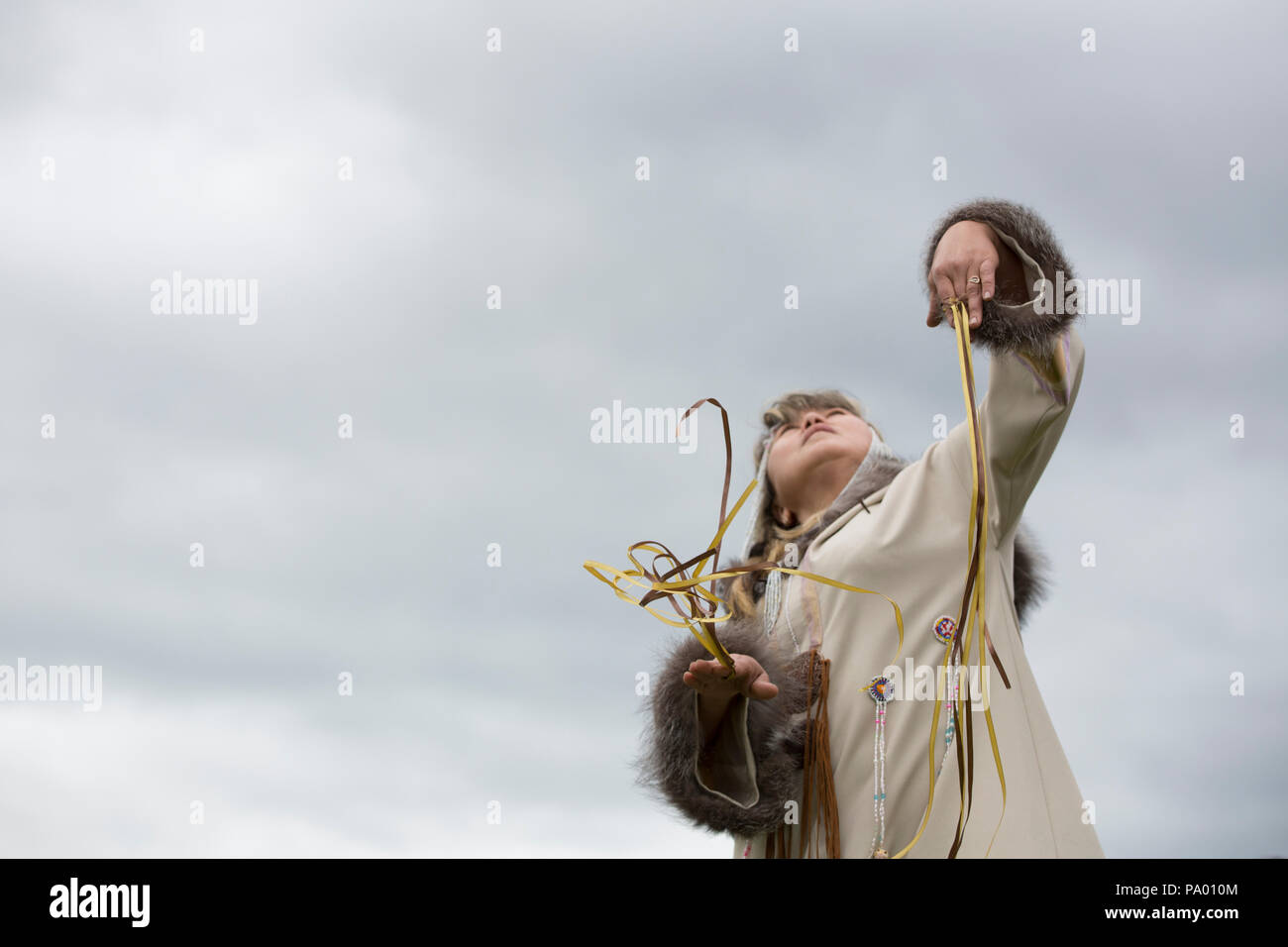 Koriak Frau in traditioneller Tracht tanzen. Kamtschatka Stockfoto