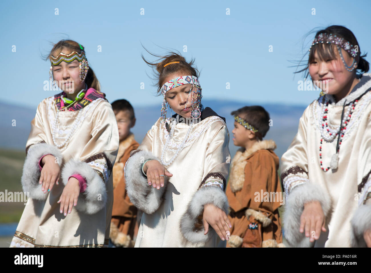 Kinder von lorino Dorf in Tracht, Tschukotka, Russland Stockfoto