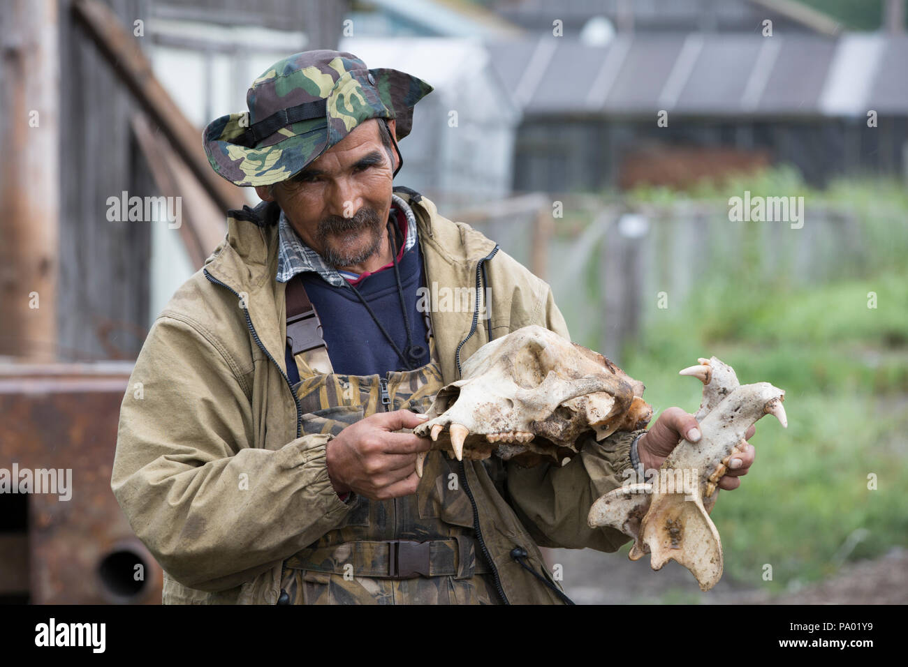 Koriak Jäger mit Polar Bear Skull, Kamtschatka Stockfoto