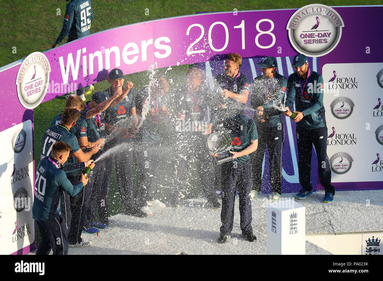 LEEDS, England - Juli 17: England mit der Trophäe, nachdem er die 3 Royal London einen Tag Länderspiel und Reihe zwischen England und Indien bei Headingley Cricket Ground am 17 Juli, 2018 in England. Stockfoto