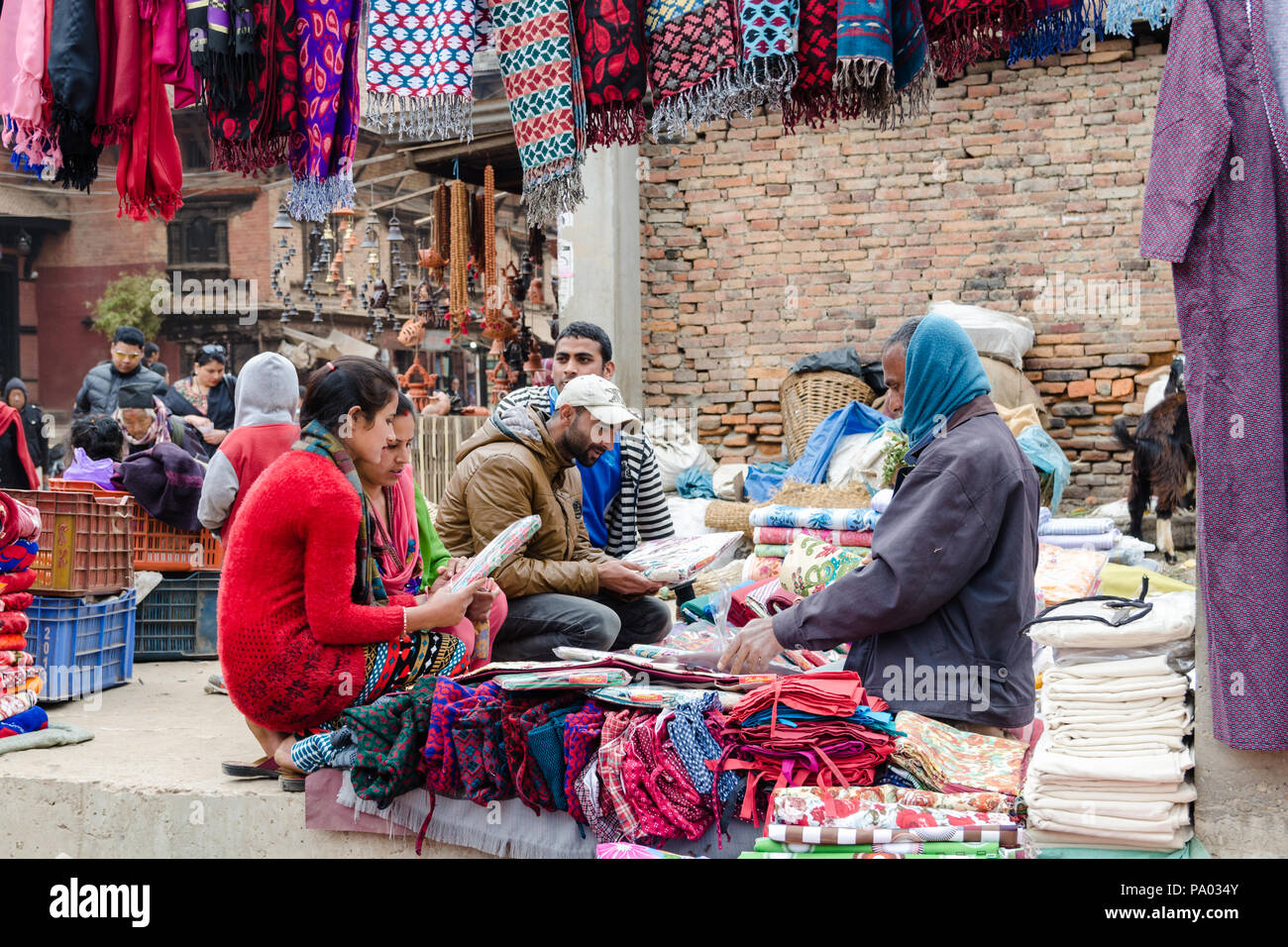 Die Einheimischen einkaufen für Stoff an einer im Street Market in Bhaktapur, Nepal Stockfoto