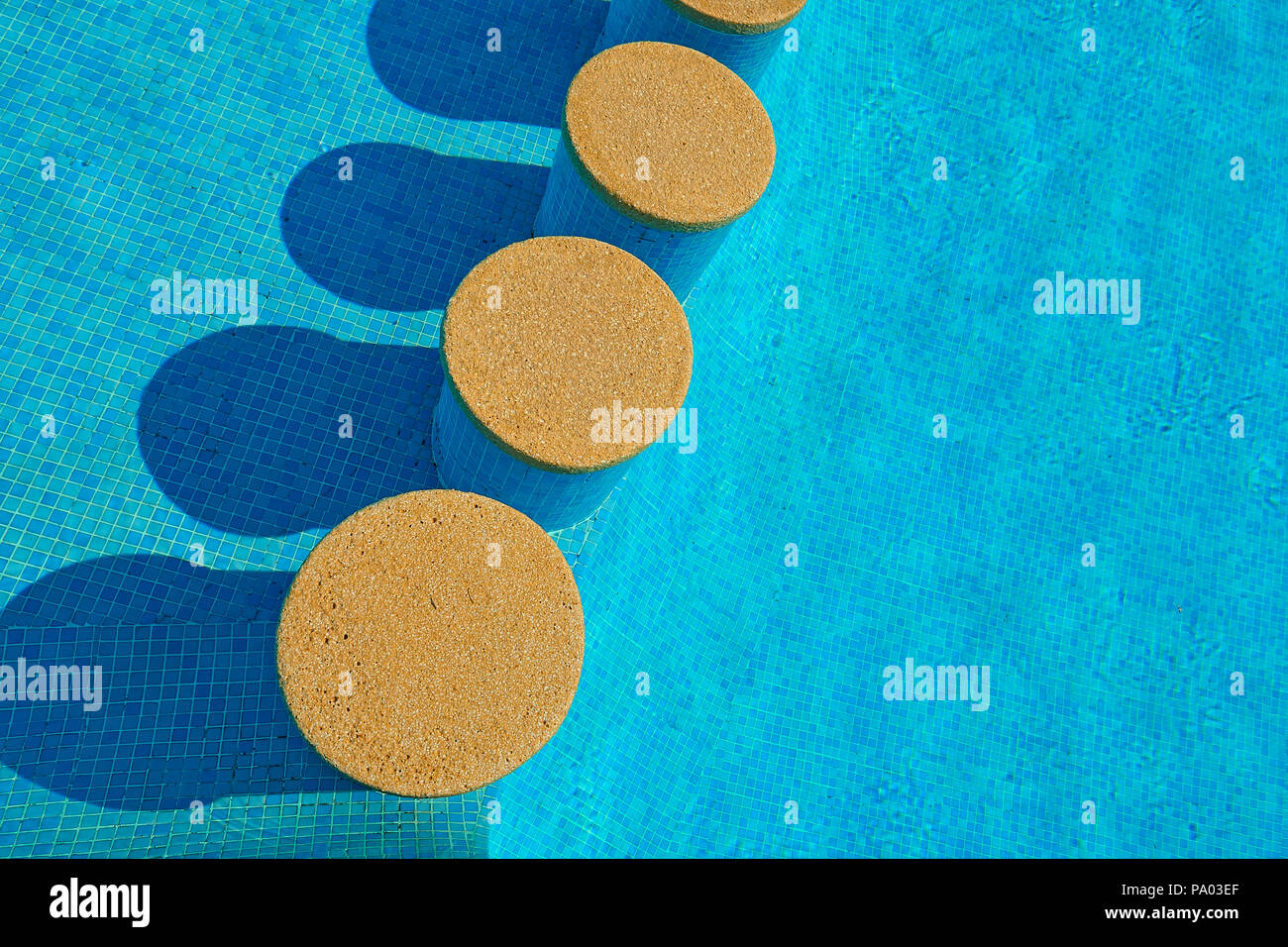 Auf dem Wasser vom Swimmingpool auf einem sonnigen Frühlingstag Detail Stockfoto