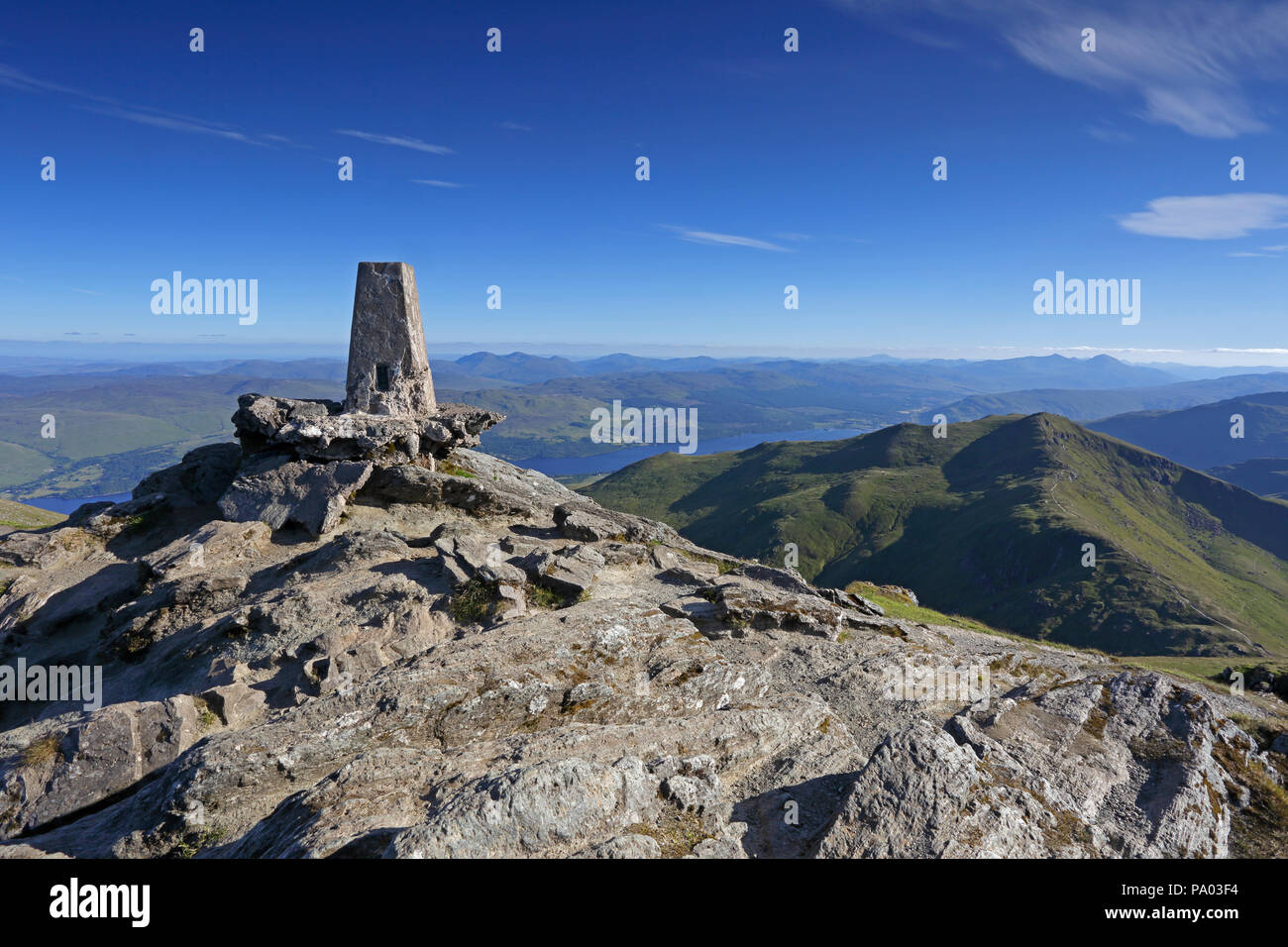 Ansicht des Trig point und Loch Tay vom Gipfel des Ben Lawers nr Aberfeldy Stockfoto